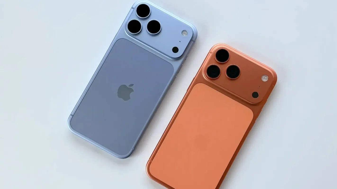 Close-up of Apple iPhone 18 Pro speaker area showing crackle issue